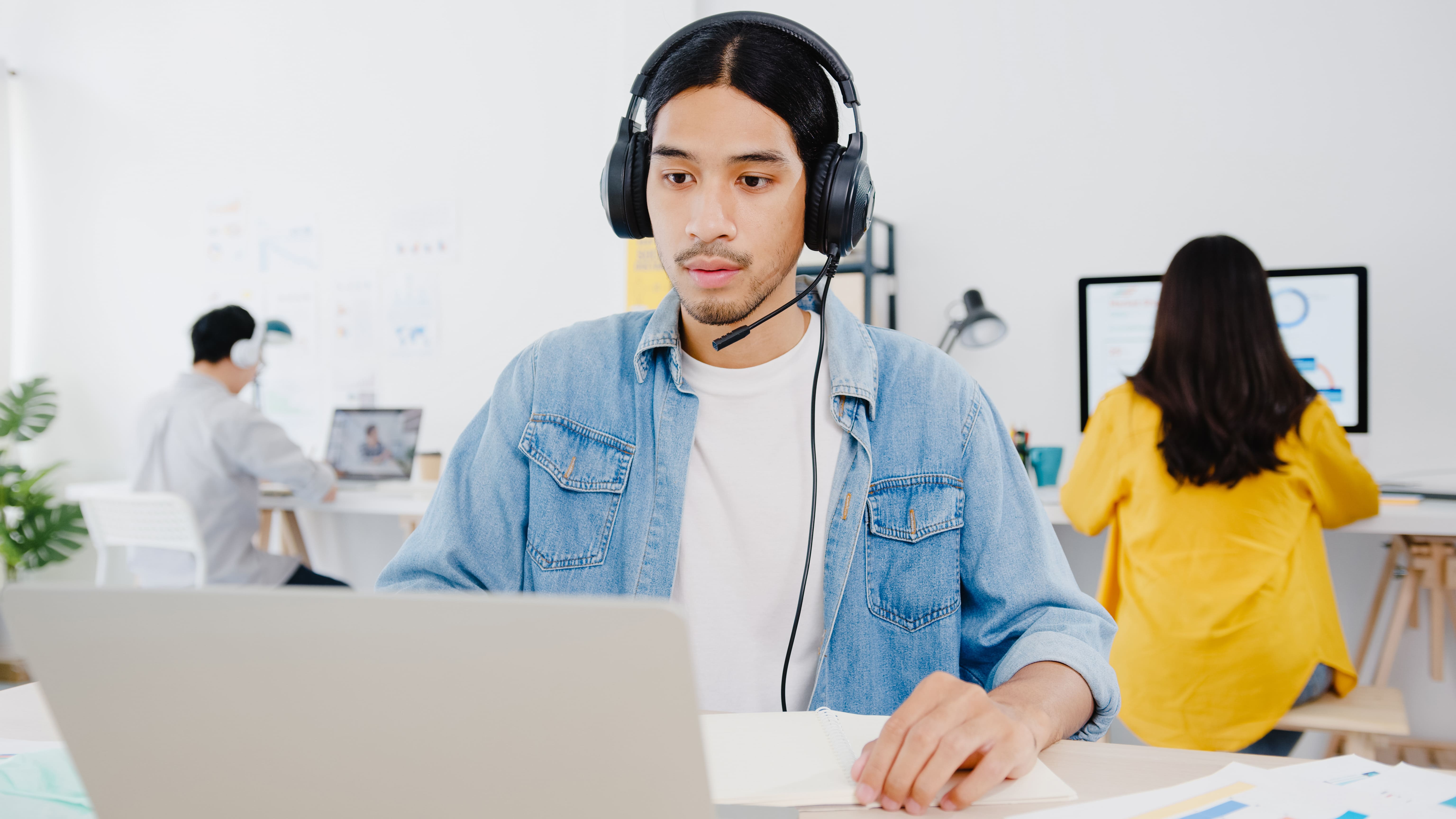 How to Improve Call Center Performance Visibility Beyond Basic Metrics