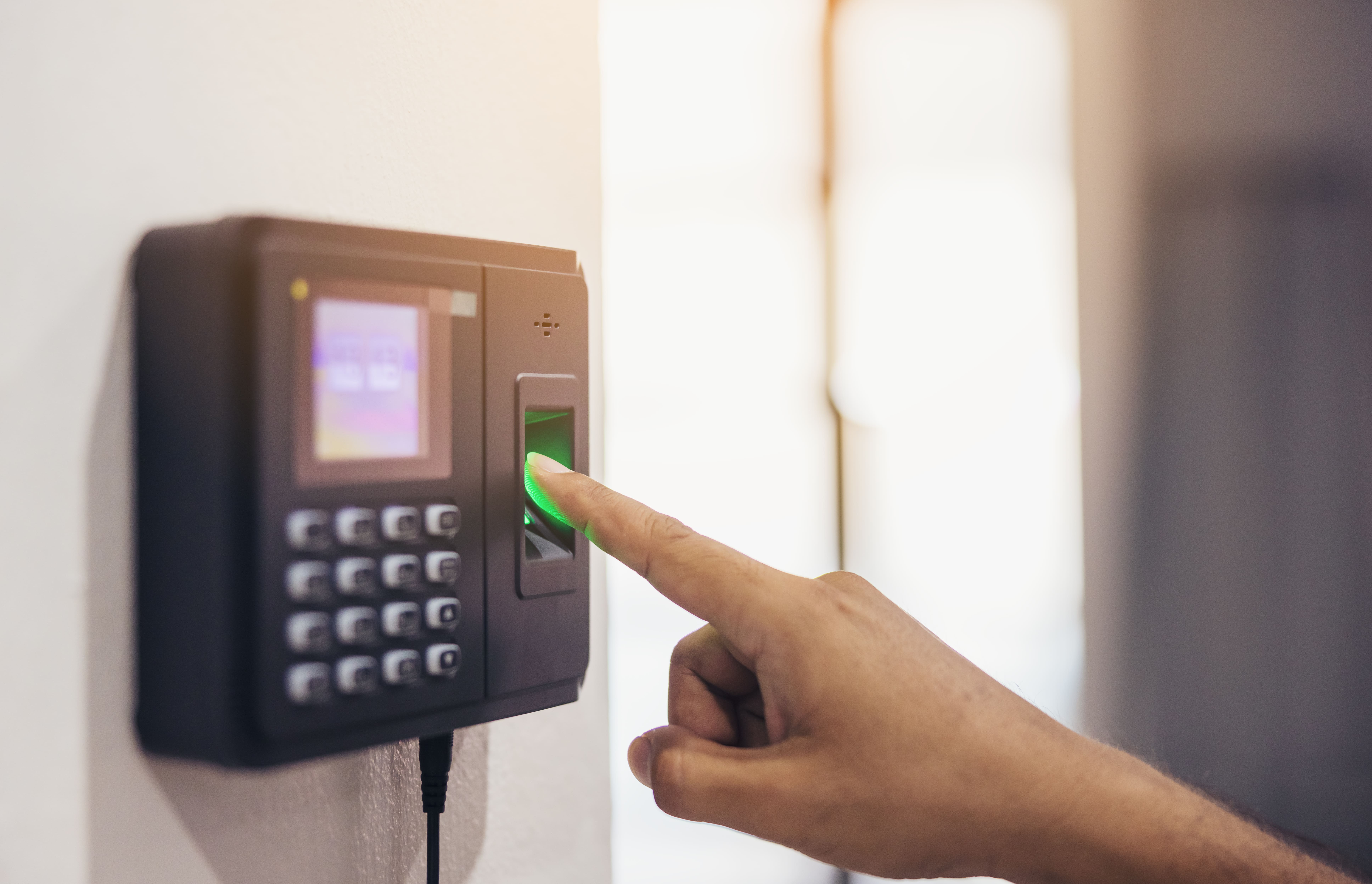 Sistem Absensi Karyawan Berbasis IoT untuk Monitoring Kehadiran yang Lebih Akurat